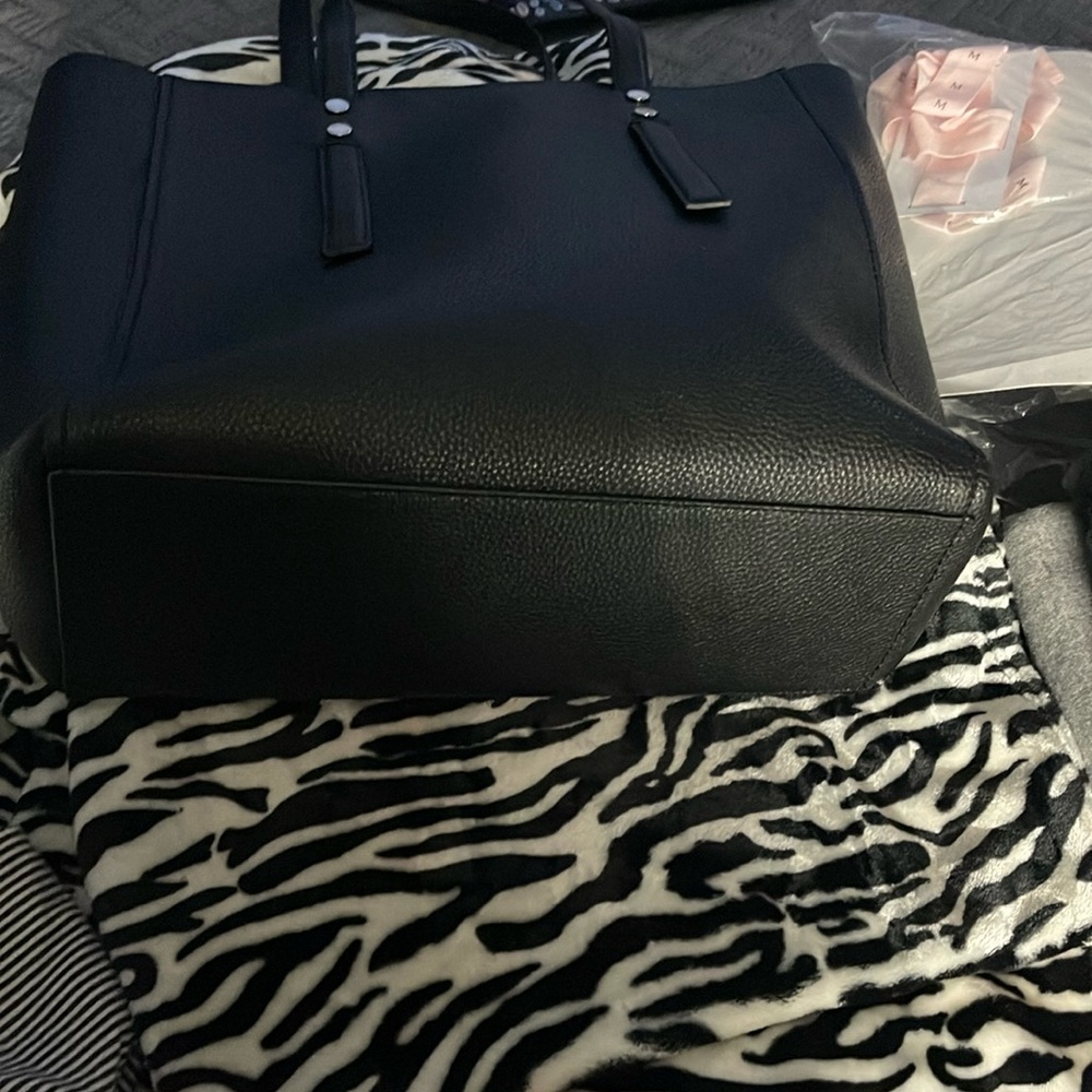 Black leather Tote. (Just Like New)